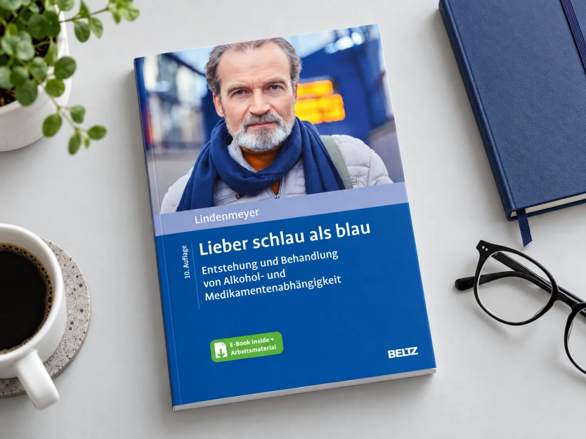 Lieber schlau als blau von Johannes Lindenmeyer auf einem Lesetisch